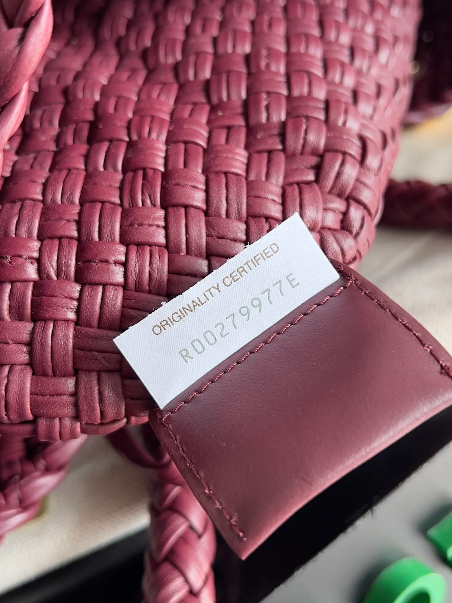 Batch 5760 BV collectible small woven handbags are really YYDS!! Bottega Veneta’s most classic small woven handbags are back! ! We use the highest quality leather with the highest craftsmanship❤️ to create the most expensive works. We have created the original Intrecciato leather weaving process❤️ This unique traditional exclusive leather weaving method has not only become our logo but also reflects the time-consuming and labor-intensive craftsmanship of our products❤️ The new TOSCA handbag must be a selection worth collecting🆕⚠️⚠️Babies, malachite can be sold separately and can be assembled by yourself Style number: 716974 Size: 27*9*18cm